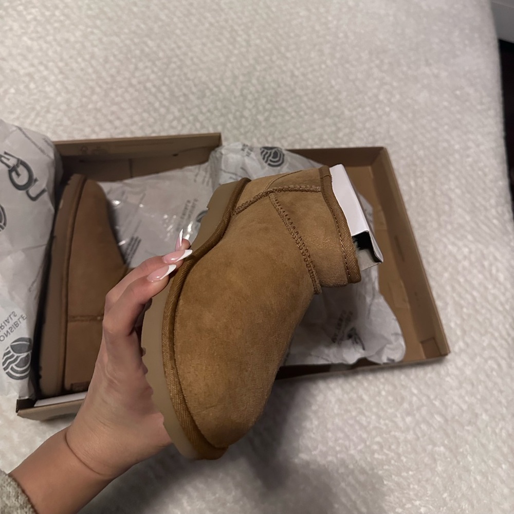 Ultra mini Uggs - Picture 2 of 4
